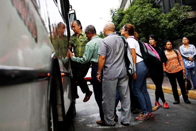 Pessoas entram em ônibus durante novo apagão em Caracas, capital da Venezuela - 26/03/2019
