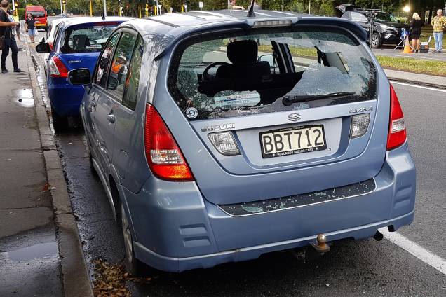 Carro fica com os vidros quebrados após um atirador abrir fogo dentro da mesquita Masjid al Noor durante as orações da tarde, causando várias mortes em Christchurch, na Nova Zelândia - 15/03/2019