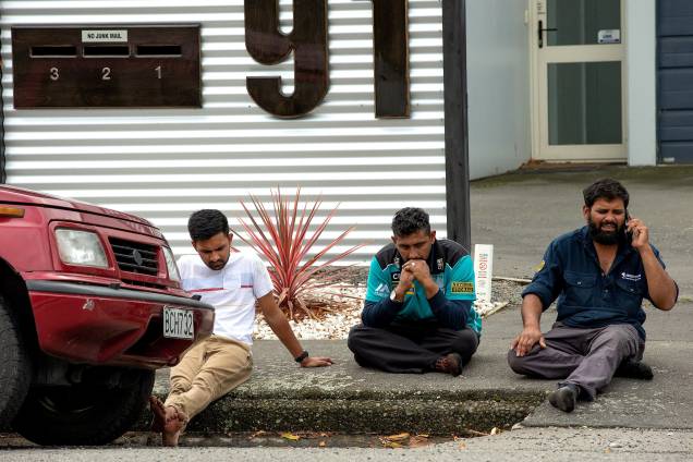 Homens choram enquanto aguardam informações sobre as vítimas de um ataque a tiros na mesquita Al Noor em Christchurch, Nova Zelândia - 15/03/2019