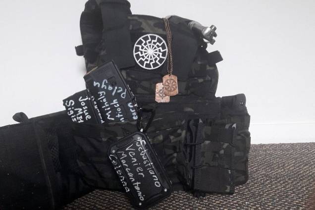 Atirador da Nova Zelândia postou no Twitter fotos da munição usada no ataque com inscrições que fazem referências à batalhas medievais entre cristãos e muçulmanos