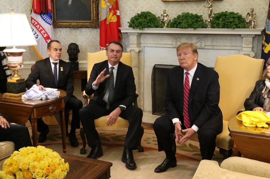 Jair Bolsonaro e Donald Trump respondem à imprensa durante encontro no Salão Oval da Casa Branca, em Washington - 19/03/2019 Jair Bolsonaro e Donald Trump respondem à imprensa durante encontro no Salão Oval da Casa Branca, em Washington - 19/03/2019