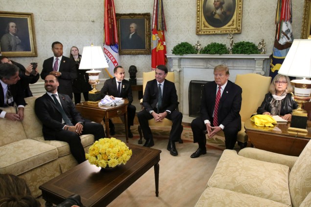 Jair Bolsonaro e Donald Trump respondem à imprensa durante encontro no Salão Oval da Casa Branca, em Washington - 19/03/2019