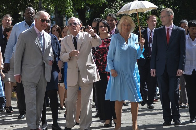 Príncipe Charles e Camilla são guiados pelo historiador da cidade de Havana, Eusebio Leal, pelas ruas de Havana Velha, na capital cubana - 25/03/2019