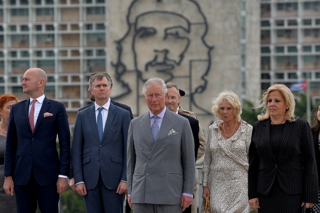 Príncipe Charles e sua esposa Camilla, acompanhados pela vice-ministra das Relações Exteriores de Cuba, Ana Teresita Gonzalez e outras autoridades, participam da cerimônia de entrega da grinalda na Praça da Revolução, em Havana - 24/03/2019