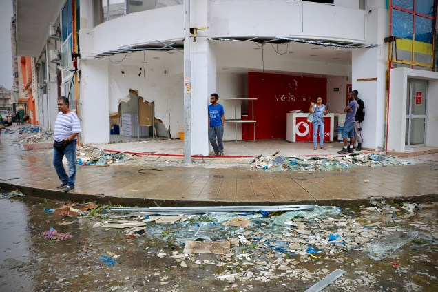 Moradores e lojistas são vistos em meio à destruição provocada pela passagem do ciclone Idai em Beira, Moçambique - 17/03/2019