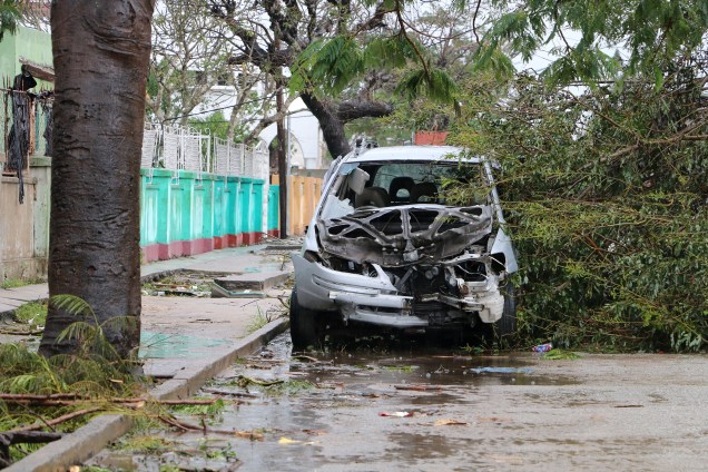 Carro fica destruído após passagem do ciclone Idai em Beira, Moçambique - 17/03/2019