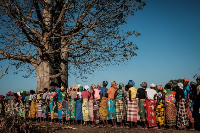 Mulheres esperam em fila para receber suprimentos da organização de assistência em desastres da África do Sul, Gift of the Givers, depois que a área foi isolada pelo ciclone Idai em Estaquinha, a cerca de 80 km a oeste de Beira, Moçambique - 26/03/2019