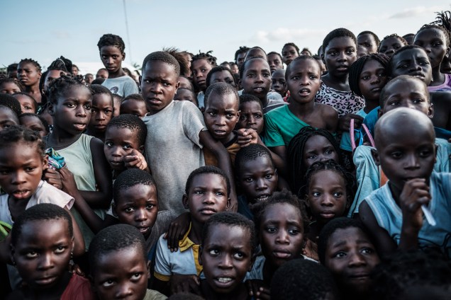 Crianças esperam para receber alimentos em um supermercado local em Dondo, a cerca de 35 km ao norte de Beira, cidade que ficou destruída após passagem do ciclone Idai em Moçambique - 27/03/2019