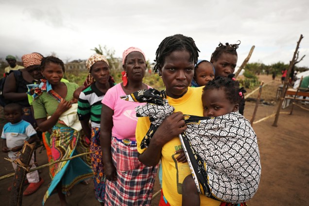 Mulheres e crianças aguardam para receberem tratamento médico após a passagem do ciclone Idai, na cidade de Beira, em Moçambique  - 23/03/2019