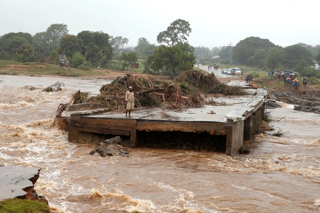 Homem observa parte de ponte que foi levada após passagem de ciclone em Chimanimani, Zimbábue - 18/03/2019