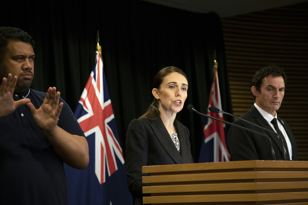 A Primeira Ministra da Nova Zelândia, Jacinda Ardern, fala durante uma conferência de imprensa com o Ministro da Polícia, Stuart Nash, no Parlamento em Wellington - 21/03/2019