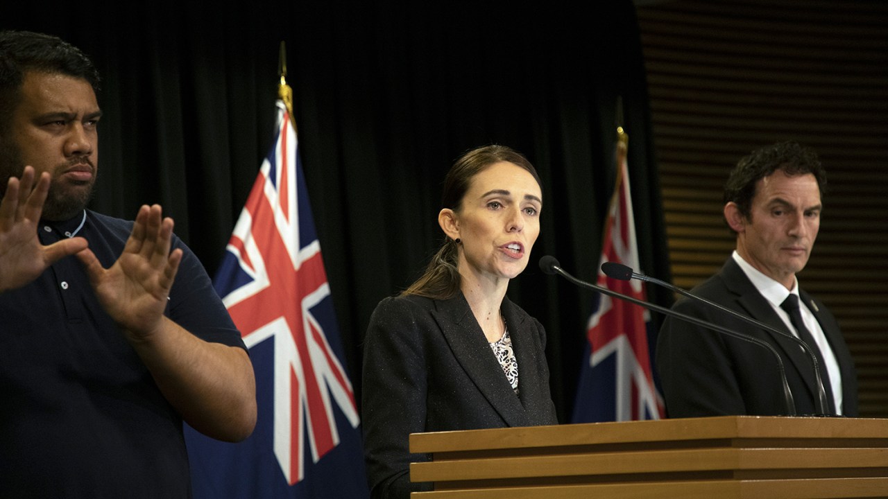 A Primeira Ministra da Nova Zelândia, Jacinda Ardern, fala durante uma conferência de imprensa com o Ministro da Polícia, Stuart Nash, no Parlamento em Wellington - 21/03/2019