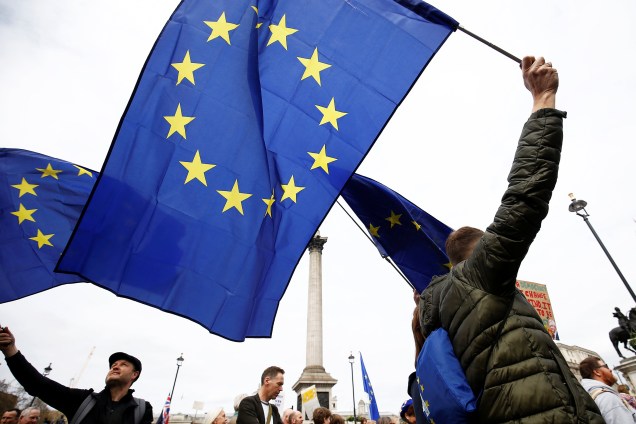 Manifestantes carregam bandeiras da União Europeia durante protesto contra o Brexit, em Londres - 23/03/2019