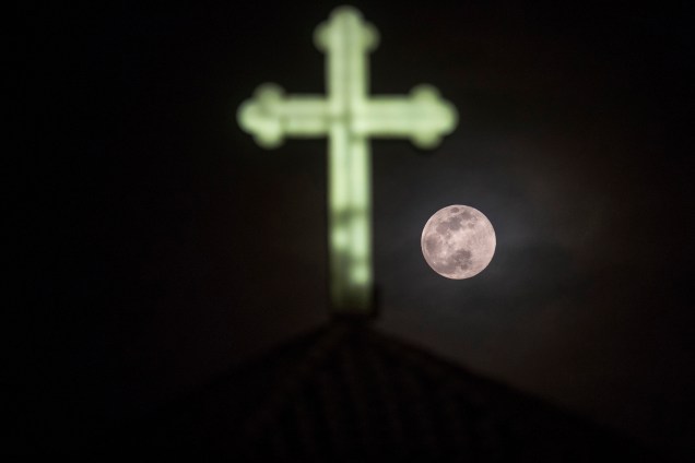 Lua cheia, anunciando o fim da estação de inverno, ergue-se sobre uma igreja em Skopje, no norte da Macedônia - 20/03/2019