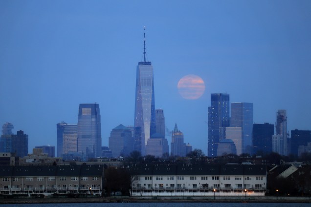 A última superlua de 2019 que coincidiu com o equinócio de primavera se ergue atrás de Manhattan e do One World Trade Center em Nova York, nos Estados Unidos - 20/03/2019