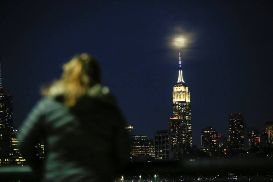 A última superlua de 2019 se ergue sobre o Empire State Building em Nova York, visto de Hoboken em Nova Jersey - 20/03/2019