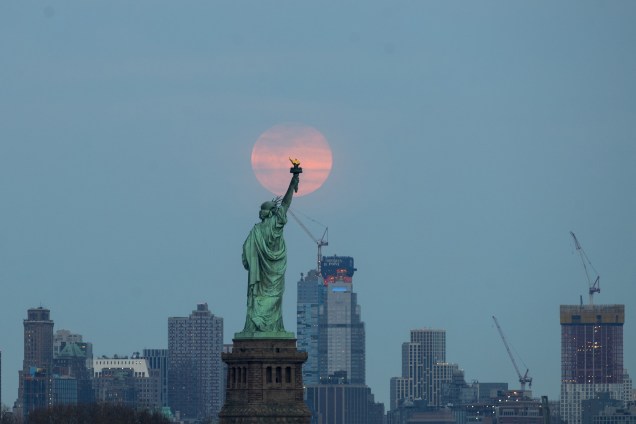 A última superlua de 2019 que coincidiu com o equinócio de primavera sobe por trás da Estátua da Liberdade em Nova York, Estados Unidos - 20/03/2019