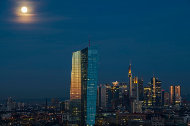Edifícios de escritórios, incluindo a sede corporativa do Banco Central Europeu (BCE), o Commerzbank e o Deutsche Bank, no distrito financeiro de Frankfurt são  iluminados pela lua cheia - 21/03/2019