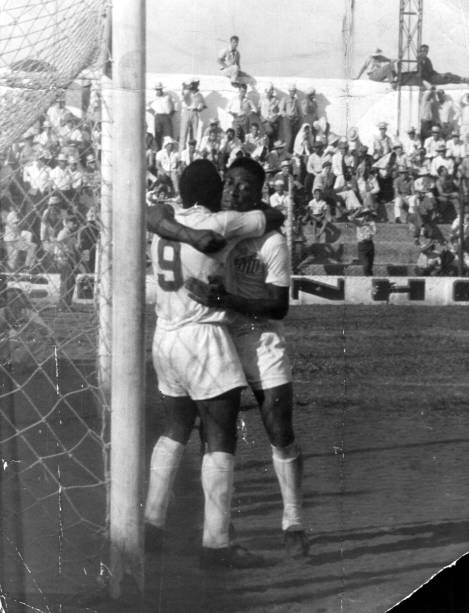 12 de dezembro 1961 - Pelé abraça Coutinho após a marcação do quarto gol do Santos contra o XV de Piracicaba