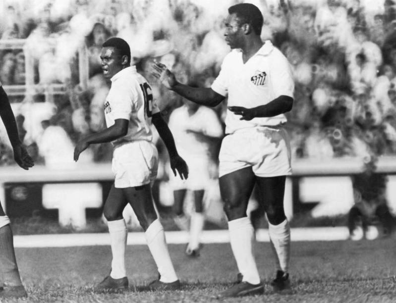 Pelé e Coutinho, durante jogo dos Santos em 1970