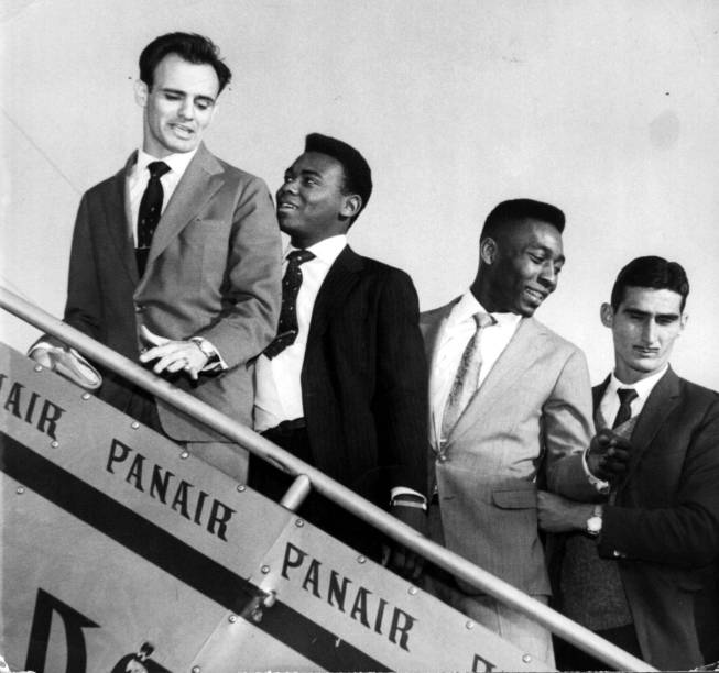 18 de julho de 1960 - Pelé embarca para mais um jogo internacional da seleção brasileira, junto com Pepe, Coutinho e Júlio Botelho (da esq. para a dir.). Como campeão de 1958, o Brasil estava automaticamente classificado para a Copa do Chile, em 1962