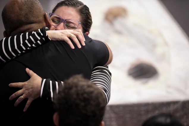 Familiares do adolescente Caio Oliveira se emocionam durante o velório das vítimas do massacre da Escola Estadual Raul Brasil em Suzano (SP) - 14/03/2019