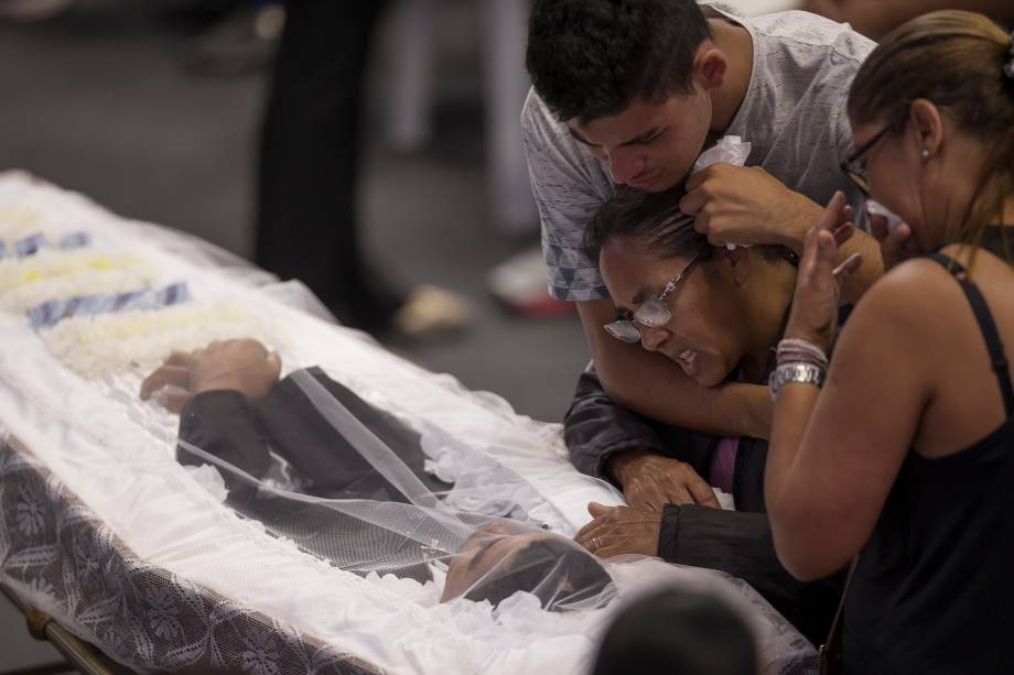 Familiares do adolescente Claiton Antônio Ribeiro se emocionam durante o velório das vítimas do massacre da Escola Estadual Raul Brasil em Suzano (SP) - 14/03/2019