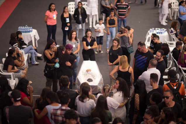 Pessoas se reúnem para o velório das vítimas do massacre da Escola Estadual Professor Raul Brasil no ginásio municipal de Suzano em São Paulo - 14/03/2019