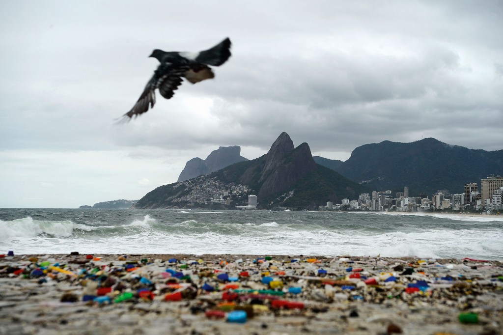 CIDADE IMUNDA - Praia no Rio de Janeiro com areia tomada pelo material: péssimo exemplo do país