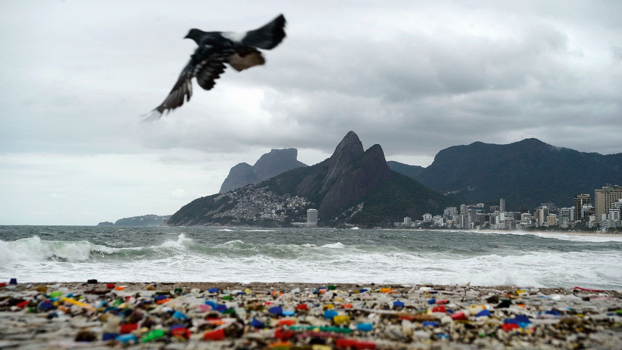 CIDADE IMUNDA - Praia no Rio de Janeiro com areia tomada pelo material: péssimo exemplo do país