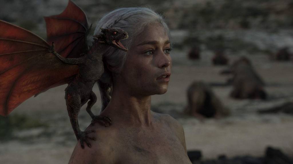 Emilia Clarke em cena do episódio 10 da temporada 1 de' Game of Thrones'