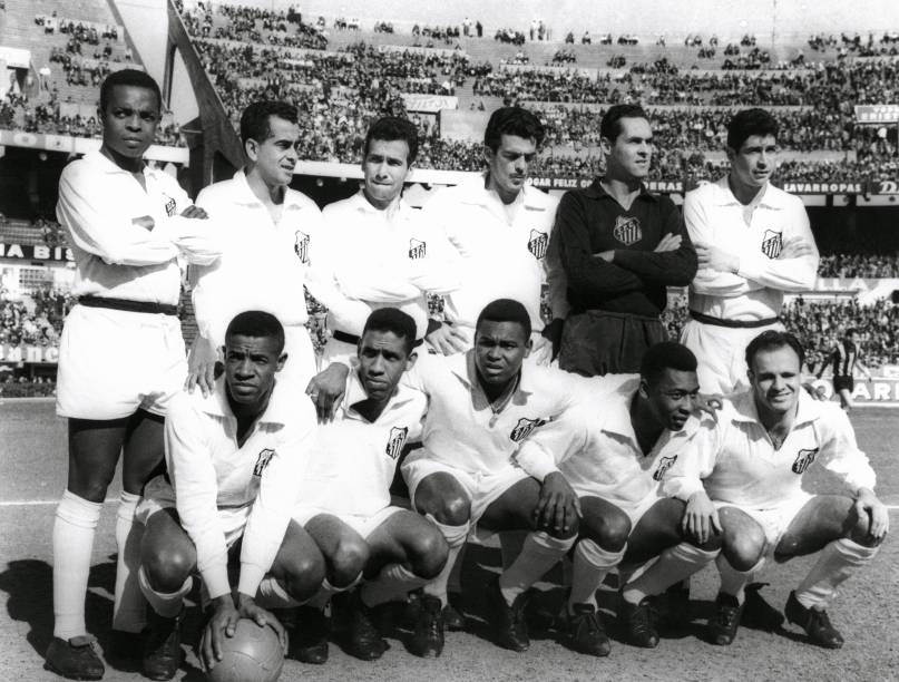Time do Santos campeão mundial de futebol em 1962: em pé, Lima, Zito, Dalmo, Calvet, Gilmar e Mauro; agachados: Dorval, Mengálvio, Coutinho, Pelé e Pepe