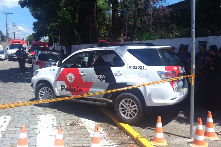 Policiais fazem patrulha na frente da Escola Estadual Raul Brasil, em Suzano (SP), após dois jovens entrarem no local e atirarem contra estudantes - 13/03/2019