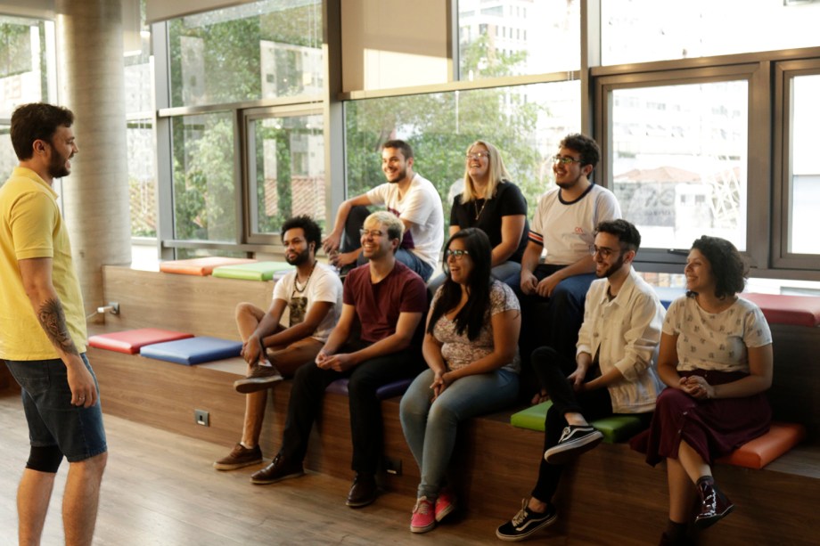 Reunião de colaboradores em ambiente descontraído no escritório do Nubank, em São Paulo
