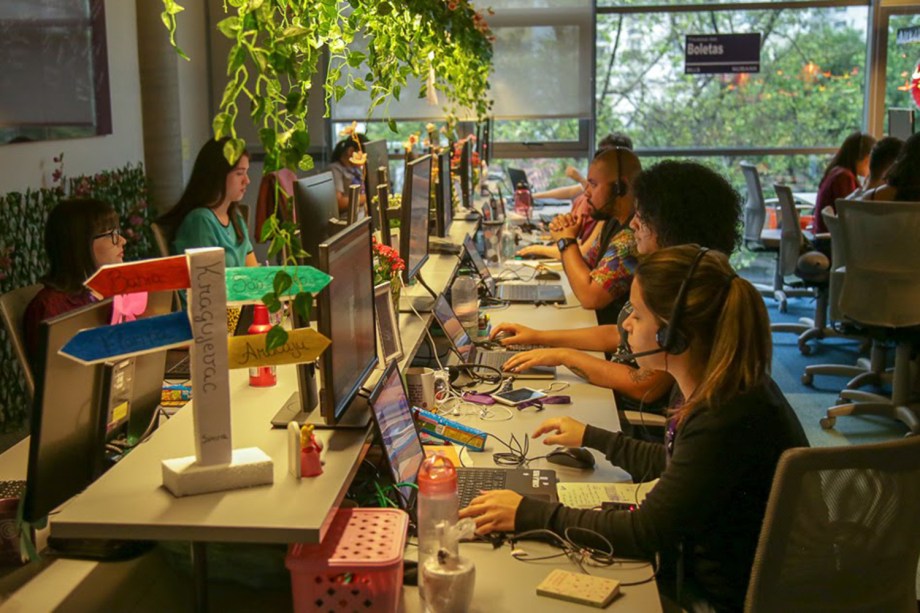Funcionários trabalham em computadores no escritório do Nubank, em São Paulo.