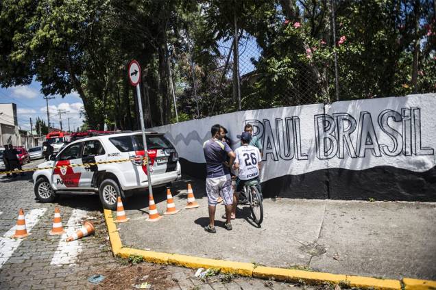 Movimentação na frente da Escola Estadual Raul Brasil, de Suzano (SP), após dois jovens entrarem no local e atirarem contra estudantes - 13/03/2019