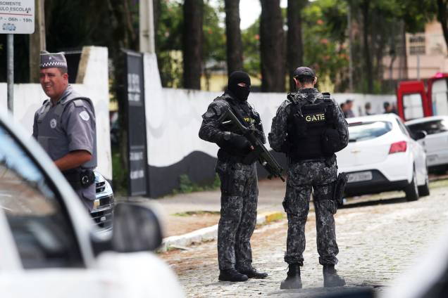 Policiais fazem patrulha na frente da Escola Estadual Raul Brasil, em Suzano (SP), após dois jovens entrarem no local e atirarem contra estudantes - 13/03/2019