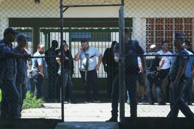 Policiais são vistos na entrada da Escola Estadual Raul Brasil, em Suzano (SP), após dois jovens entrarem no local e atirarem contra estudantes - 13/03/2019