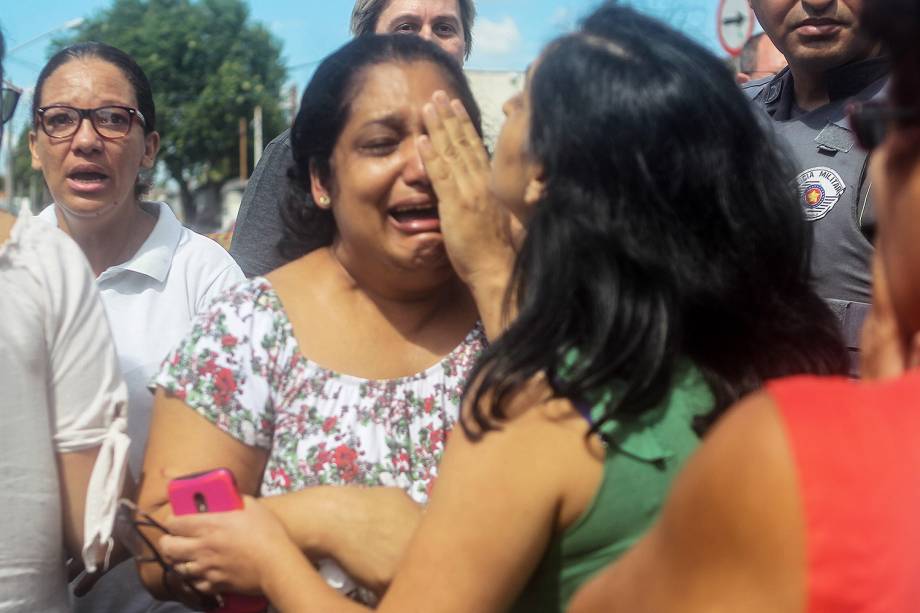 Movimentação na frente da Escola Estadual Raul Brasil, de Suzano (SP), após dois jovens entrarem no local e atirarem contra estudantes - 13/03/2019