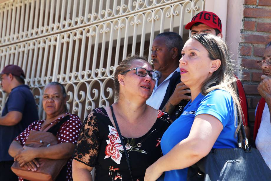 Movimentação de parentes e familiares na frente da Escola Estadual Raul Brasil, em Suzano (SP), após dois jovens entrarem no local e atirarem contra estudantes - 13/03/2019