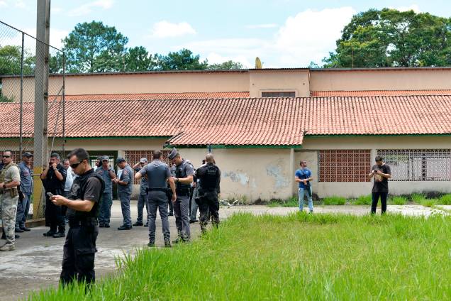 Movimentação de policiais no interior da Escola Estadual Raul Brasil, em Suzano (SP), após dois jovens entrarem no local e atirarem contra estudantes - 13/03/2019