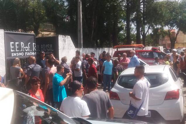 Movimentação em frente ao portão da Escola Estadual Raul Brasil, após tiroteio no local matar ao menos oito pessoas - 13/03/2019