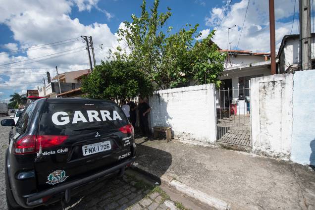 Viatura da polícia civil é vista em frente a casa de Guilherme Taucci Monteiro, 17, no número 1089 da Alameda Tenente José Bernardino - 13/03/2019