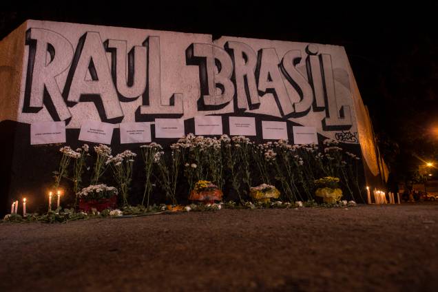 Homenagens em frente à escola Raul Brasil em Suzano (SP) após ataque que deixou dez mortos - 13/03/2019