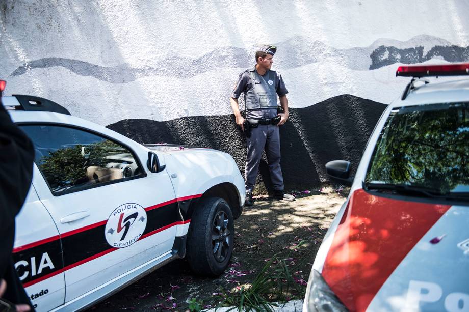 Policiais são vistos na área da Escola Estadual Raul Brasil, em Suzano (SP), após dois jovens entrarem no local e atirarem contra estudantes - 13/03/2019