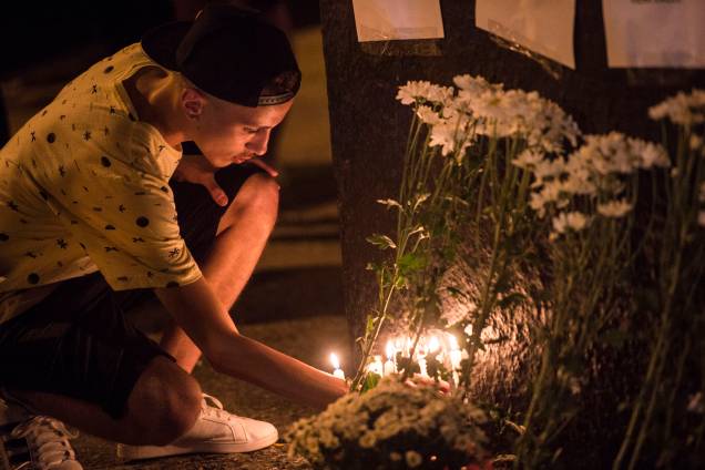 Homenagens em frente à escola Raul Brasil em Suzano (SP) após ataque que deixou dez mortos - 13/03/2019