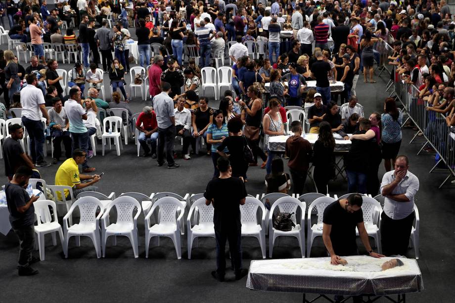 Velório coletivo de vítimas do massacre da escola Raul Brasil, na Arena Suzano - 14/03/2019