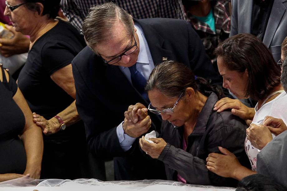 O Ministro da Educação, Ricardo Vélez Rodríguez, consola a mãe de Claiton Antonio Ribeiro durante o velório coletivo das vítimas do tiroteio na Escola Raul Brasil, na Arena Suzano - 14/03/2019