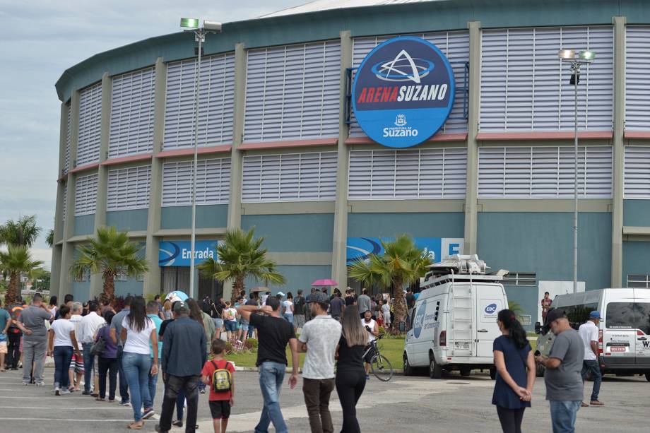 Pessoas chegam na Arena Suzano para o velório coletivo das vítimas do ataque por dois atiradores na Escola Estadual Professor Raul Brasil - 14/03/2019