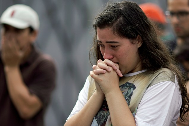 Aluna reage ao homenagear as vítimas mortas em um tiroteio na Escola Raul Brasil, durante o velório coletivo na Arena Suzano - 14/03/2019